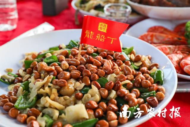 龙船丁是端午龙舟宴的特色菜，寓意人丁兴旺。