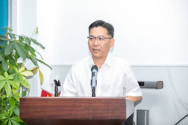 新丰县人民政府副县长谭展如致辞。