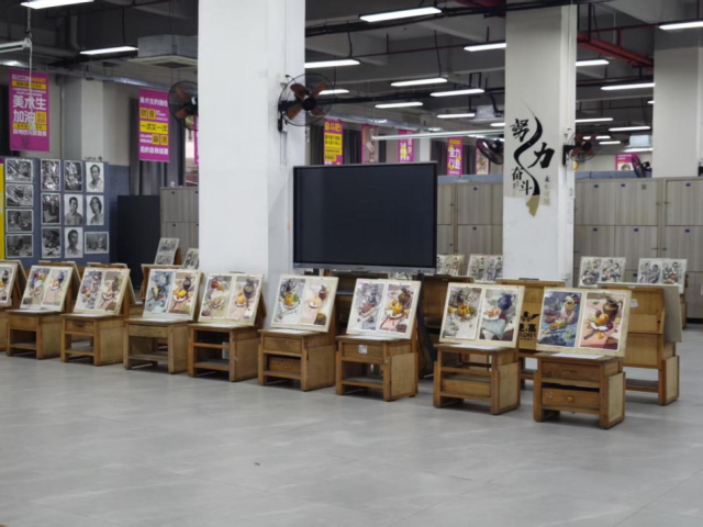 现小洲村内美术培训机构学员数量约为鼎盛时期的半数。