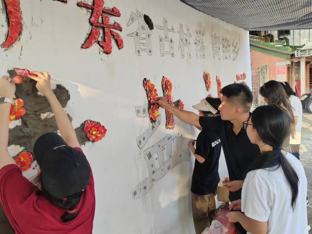 陈旭南与孩子们一起“点靓”乡村