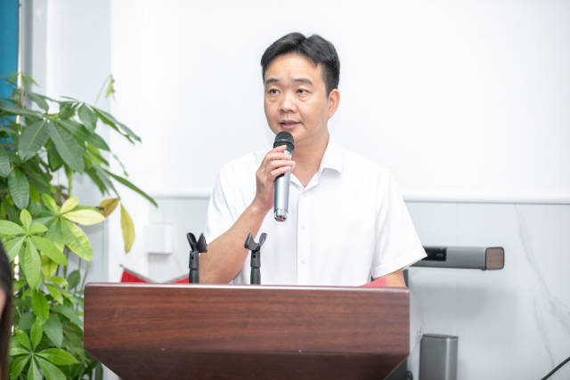 新丰县农业农村局党组书记潘伟程介绍“新丰味”区域公用品牌专家智库成立背景及目标。