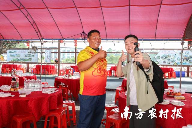 板桥村龙舟协会副会长廖嘉沛（左）与记者互动。