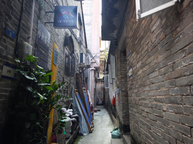 景点门口杂物堆积。