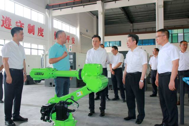 出席活动的领导参观了广东海思智能装备有限公司生产车间。