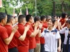 送苹果、大拥抱……中山卓雅外校为高考生加油打call