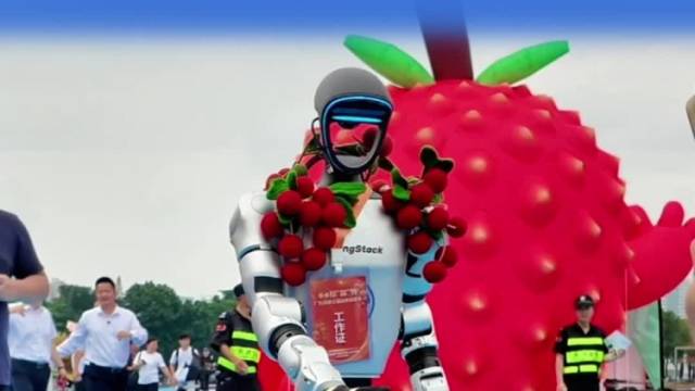 给“荔”节现场，人形机器人送荔枝啦！