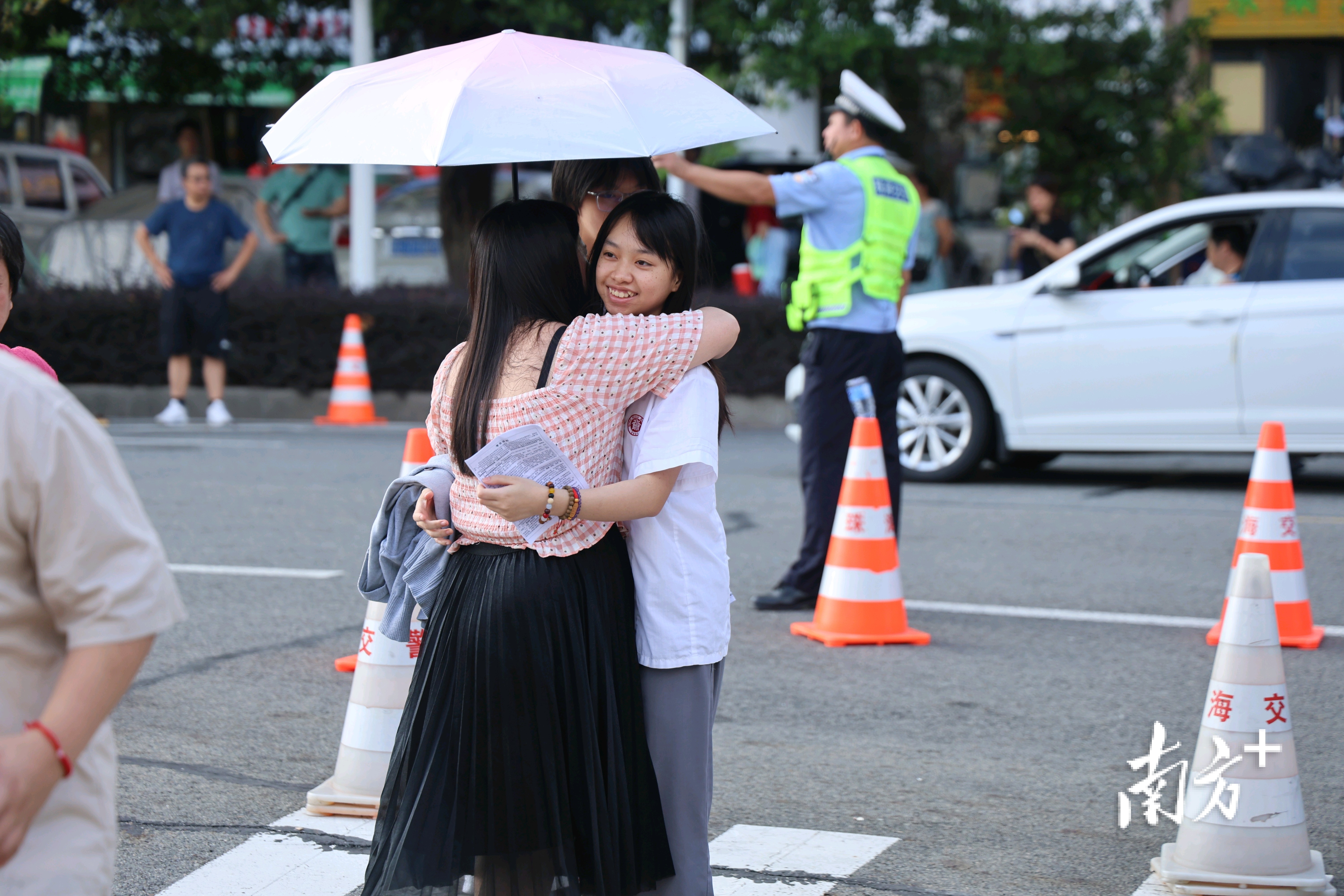 6月7日早上，珠海市实验中学考点前，家长与考生拥抱，为高考鼓劲。  