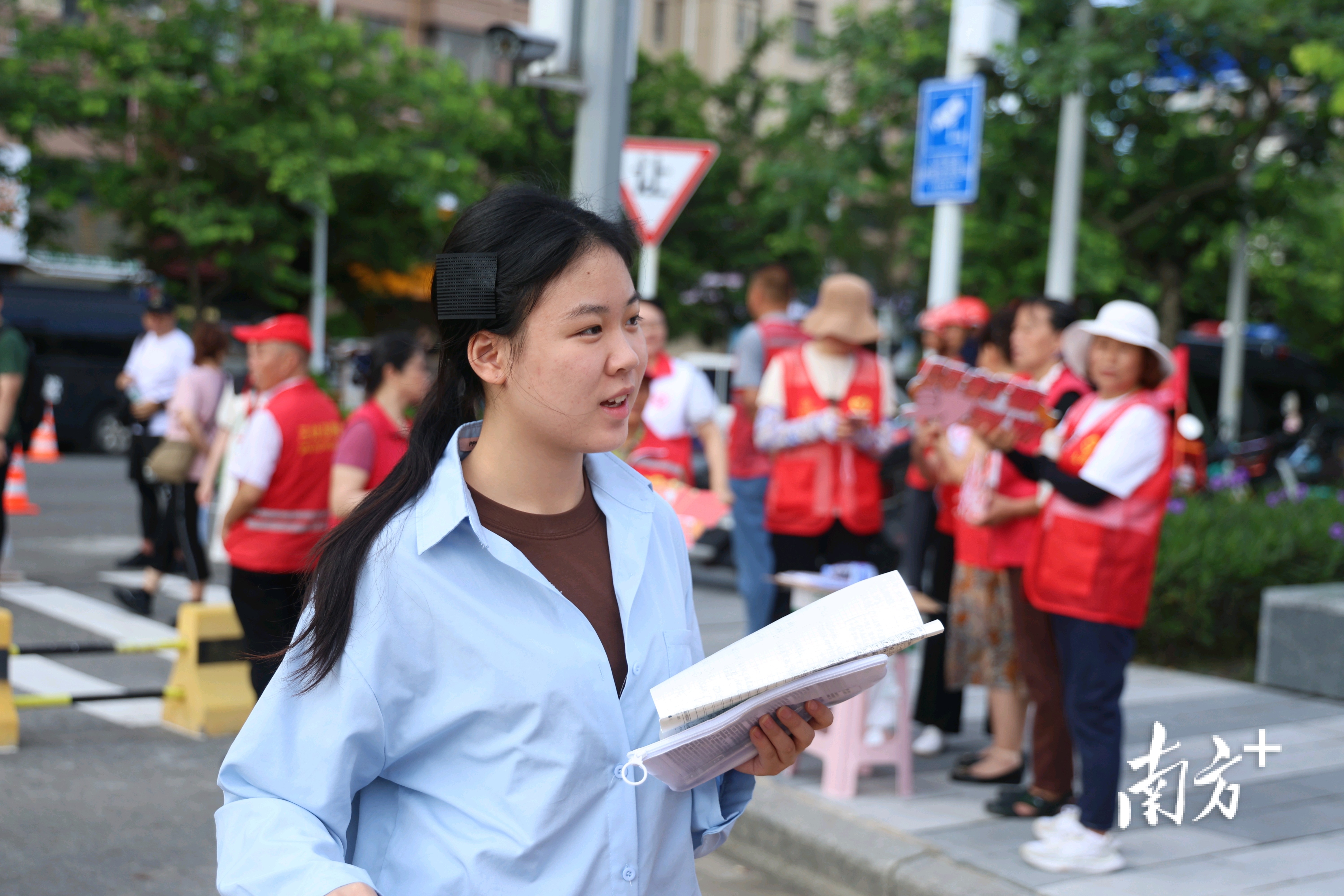 珠海市实验中学考点前，考生从容走进考场。 