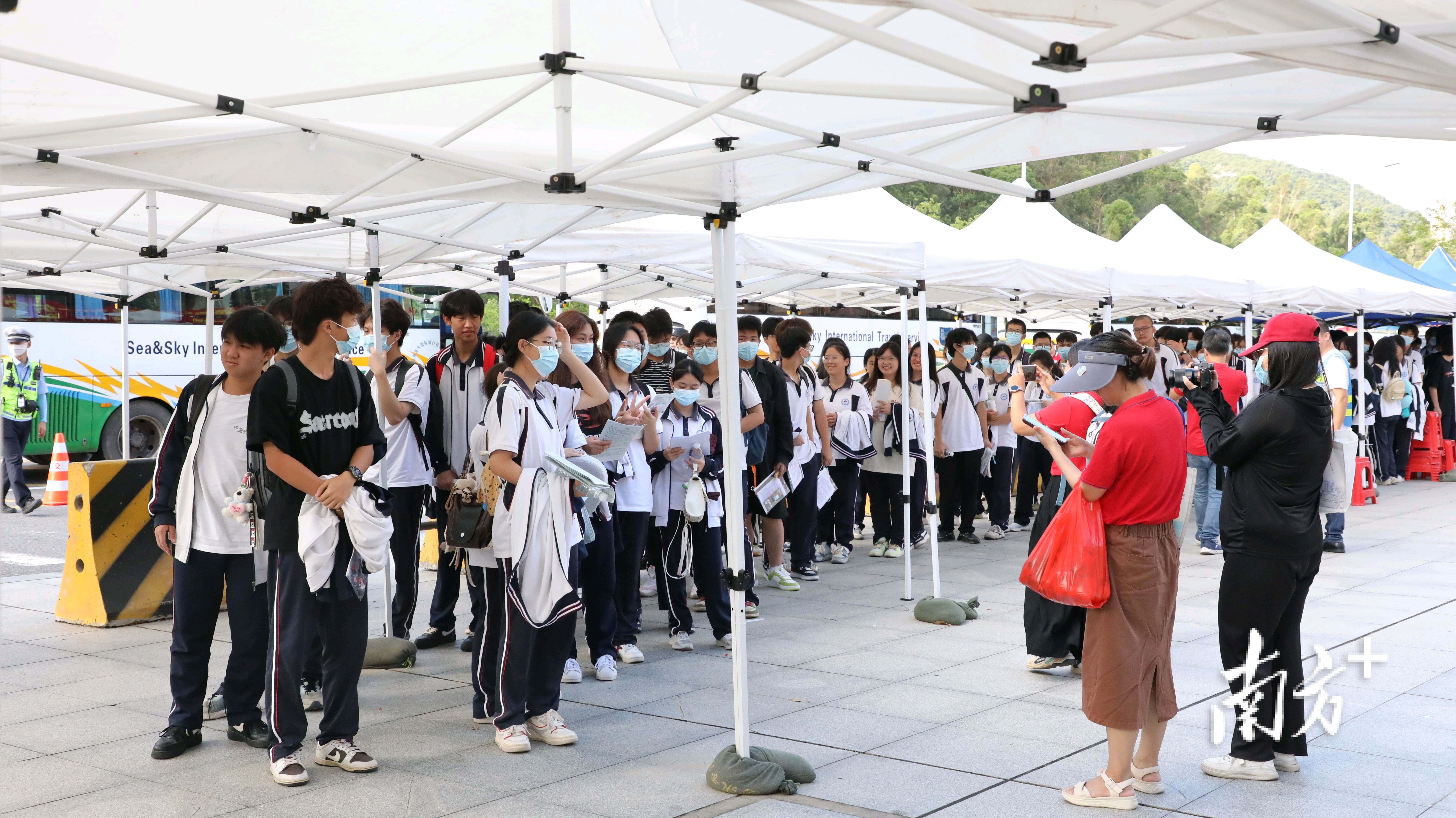 广东省实验中学金湾学校考点，学校为考生准备了风雨长廊，考生有序进场。