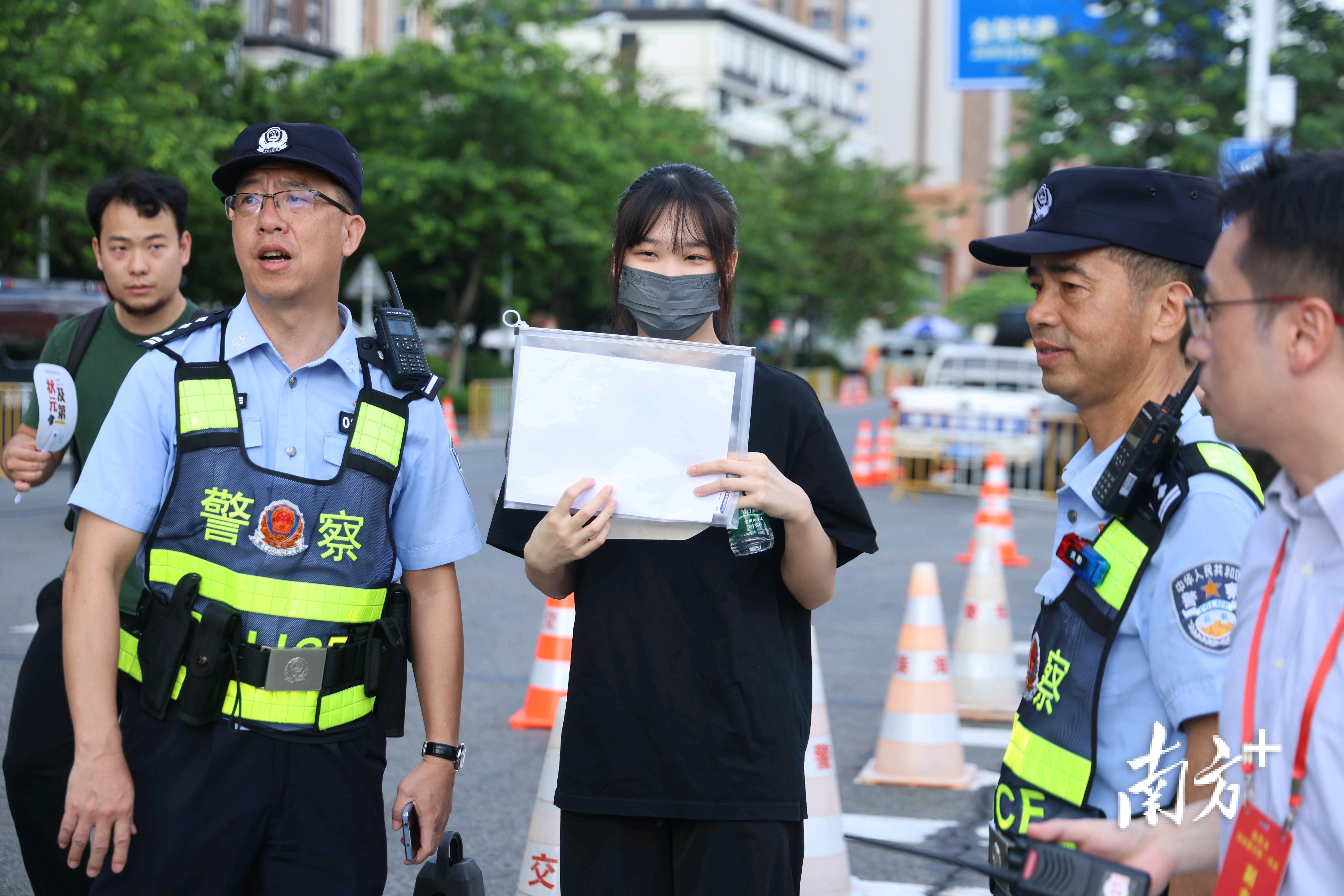 珠海市实验中学考点前，一名考生走错考点，交警为她紧急“接送”。