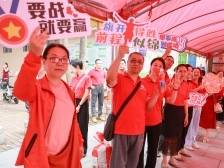 茂名高考首日，他们带着“定制祝福”来送考
