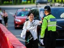 “好运铁骑”又上线！帅气敬礼和每个考生击掌祝“好运”