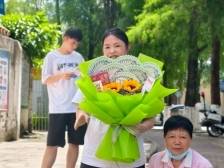 视频｜茂名考点外的花式应援团：有的三代六口齐齐守候