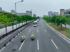 高考开启，广州交警护送377辆集中送考车辆抵达考点