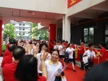 茂名高考首日图集：今天考场外的拥抱与鲜花，为明天的你蓄积能量！