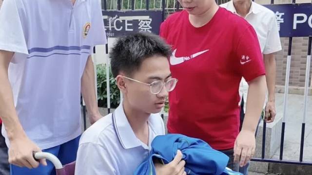 广州考生坐轮椅赴考，家长同学接力护航