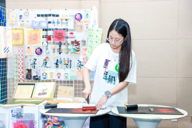电子科技大学中山学院“筑梦圣狮”突击队现场制作“乡潮”文创。
