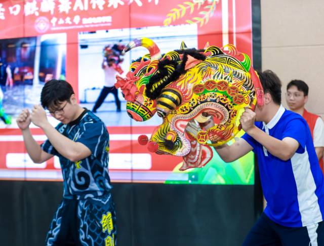 中山大学“芯”向光明实践团非遗麒麟舞现场教学。