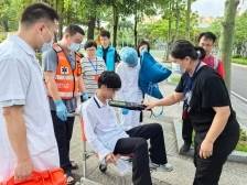 拎着“小瓶子”坚持参加高考的珠海考生