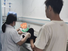 黄花岗街东环社区党建引领暖心救助孤寡老人