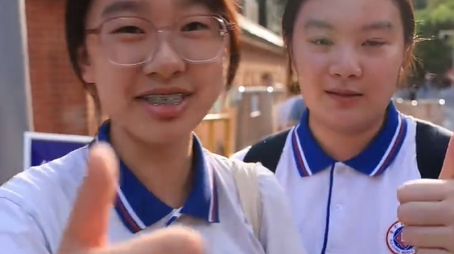 考生带“狗屎”公仔为自己打气：爱拼才会赢