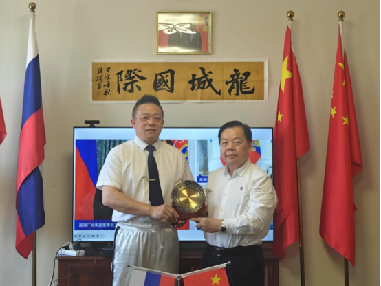 清远市侨商会会长黄荣孟向俄罗斯龙城集团负责人王浩赠送友好合作纪念牌 清远市侨商会会长黄荣孟向俄罗斯龙城集团负责人王浩赠送友好合作纪念牌