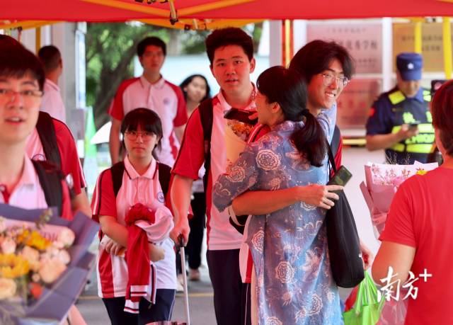 多图 ｜鲜花与拥抱相迎，这一幕幕真让人感动