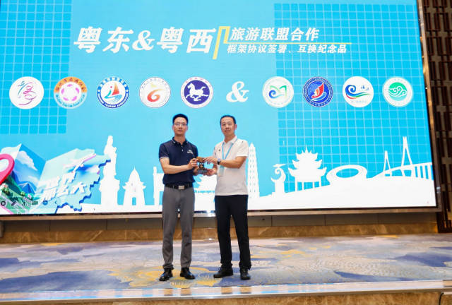 与会代表签署合作框架协议、互换纪念品。