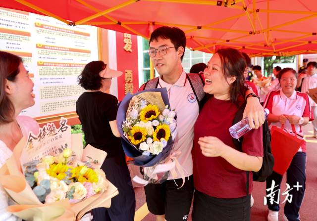 多图 ｜鲜花与拥抱相迎，这一幕幕真让人感动