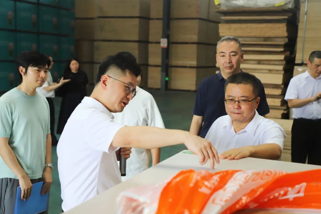 曾平治一行在瑞兴木业考察
