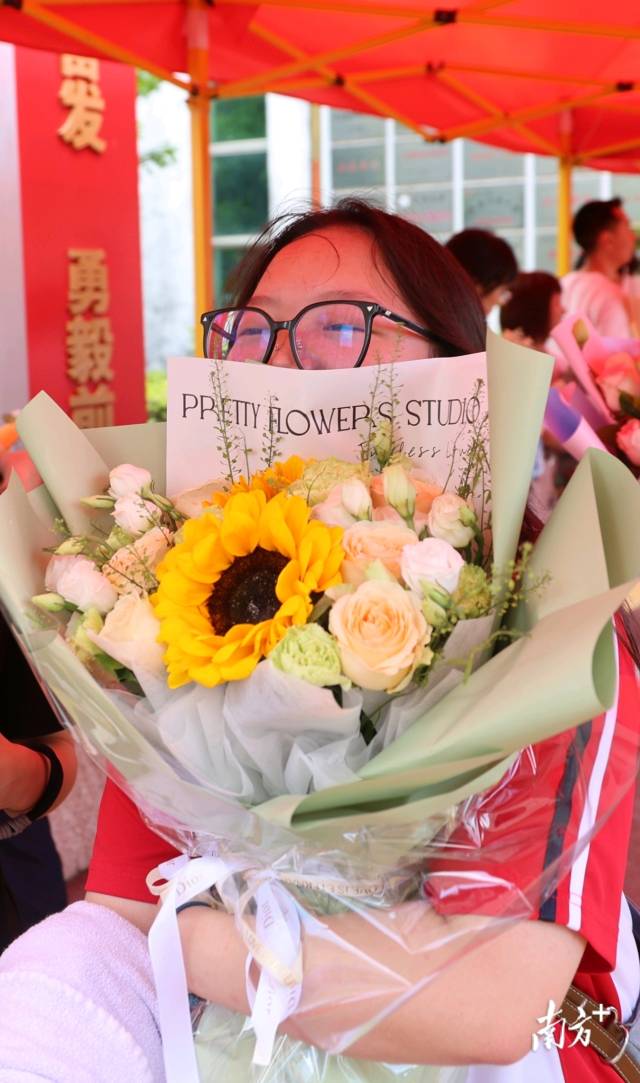 多图 |鲜花与拥抱相迎,这一幕幕真让人感动