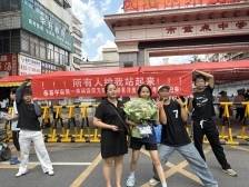 茂名暖心哥哥拉横幅变显眼包，考完全科的妹妹原地呆住！