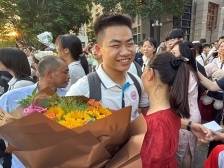 图集｜高考圆满结束，鲜花送给中山考生