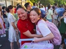 图集｜高考结束，镜头定格中山考点的欢笑与期待