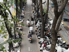 深圳龙岗五和地铁站，仍有“电鸡”堵门挡人｜“电鸡”围城调查