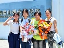 祝你金榜题名！东莞考场外花式庆祝高考落幕