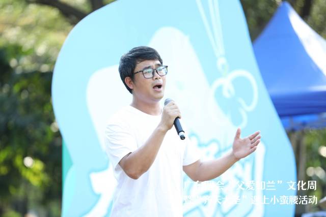 首届广东乡村歌手大赛季军陈英华现场献唱《如山如海》。