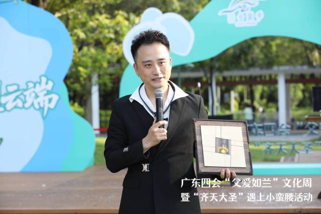 魔术师通过“父爱如山亦如兰”节目讲述父爱与“齐天大圣”。