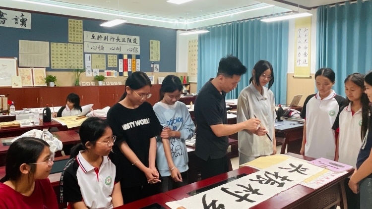 支教教师周文浩：一支毛笔书写山海情，墨香浸润田阳少年心