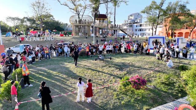 前来游玩打卡的游客络绎不绝。  受访者供图