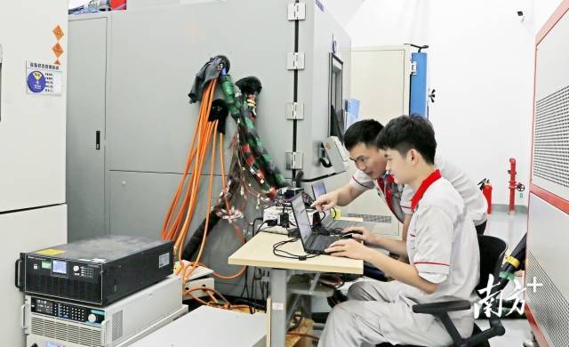 广州检验中心新能源试验室，青年工程师正在进行低空飞行器陆行能量分配系统总成试验。