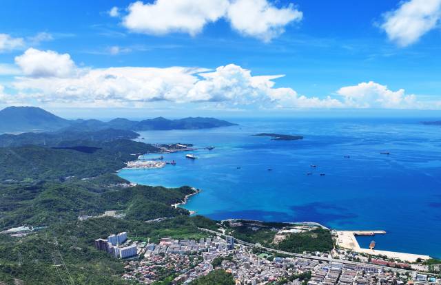 2025年6月10日，深圳，国家管网集团深圳大鹏液化天然气应急调峰站接收站一期工程项目。来源：新华社
