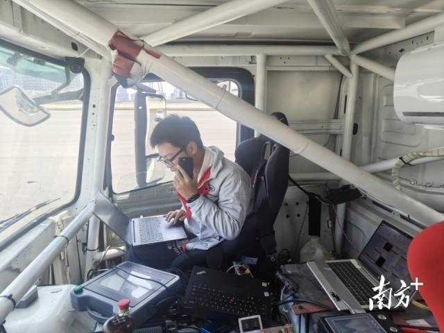 广州检验中心卡车风洞台架控制室上，青年工程师正在进行倾转旋翼样件测试工作。
