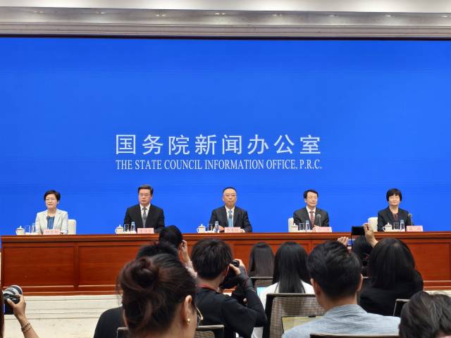 国务院新闻办公室召开新闻发布会，介绍近日发布的《关于深入推进深圳综合改革试点深化改革创新扩大开放的意见》