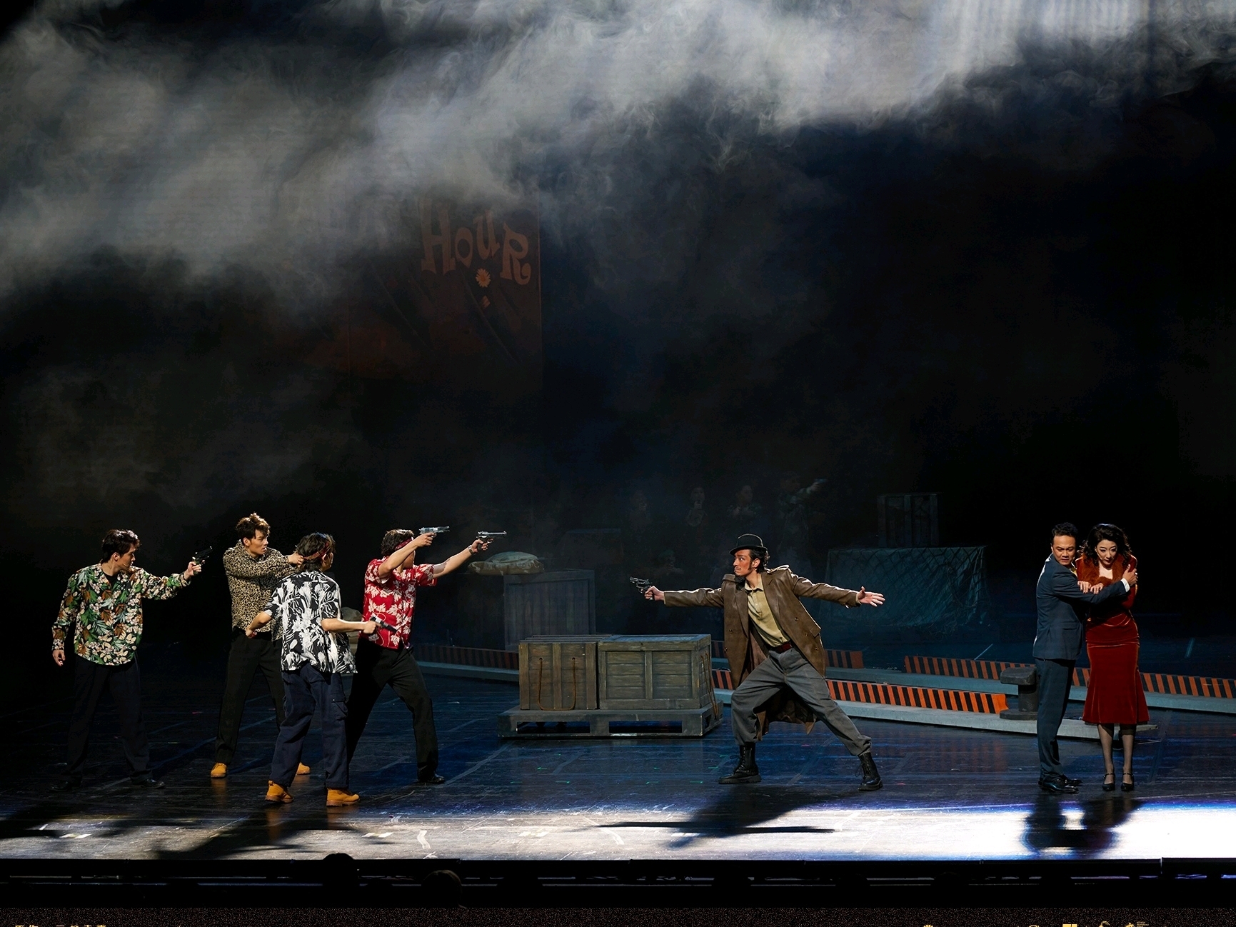 由人气演员郑云龙领衔主演的舞台剧《魔幻时刻》本周末登陆珠海。