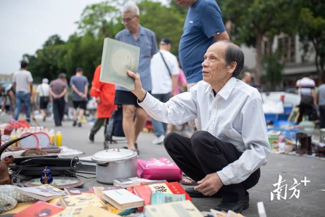 孙永锋在沙岗墟淘书。