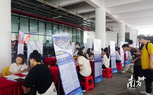 当天同步举行的大型校园招聘会邀请了122家企业进校,提供岗位1068个。 当天同步举行的大型校园招聘会邀请了122家企业进校,提供岗位1068个。