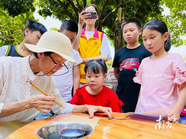 孙永锋、黄国英夫妇会定期在万卷楼举办公益讲堂。（受访者供图）