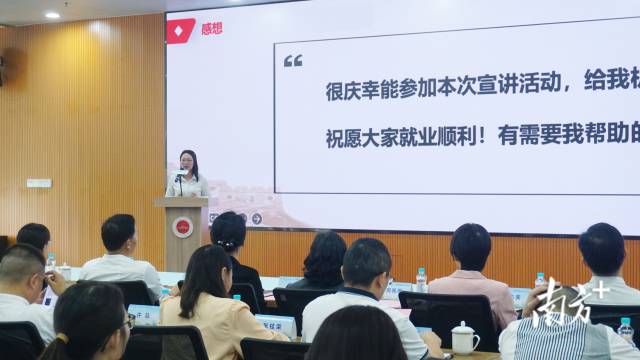 全国劳动模范、中国电信江门分公司副总经理李爱婷作为五邑大学杰出校友,与师弟师妹们分享基层工作经验。 全国劳动模范、中国电信江门分公司副总经理李爱婷作为五邑大学杰出校友,与师弟师妹们分享基层工作经验。