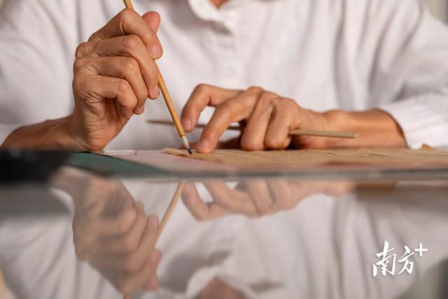 2016年，57岁的黄国英拜90岁的沈革为师，跨界做起了“书医”，从零开始学修书。
